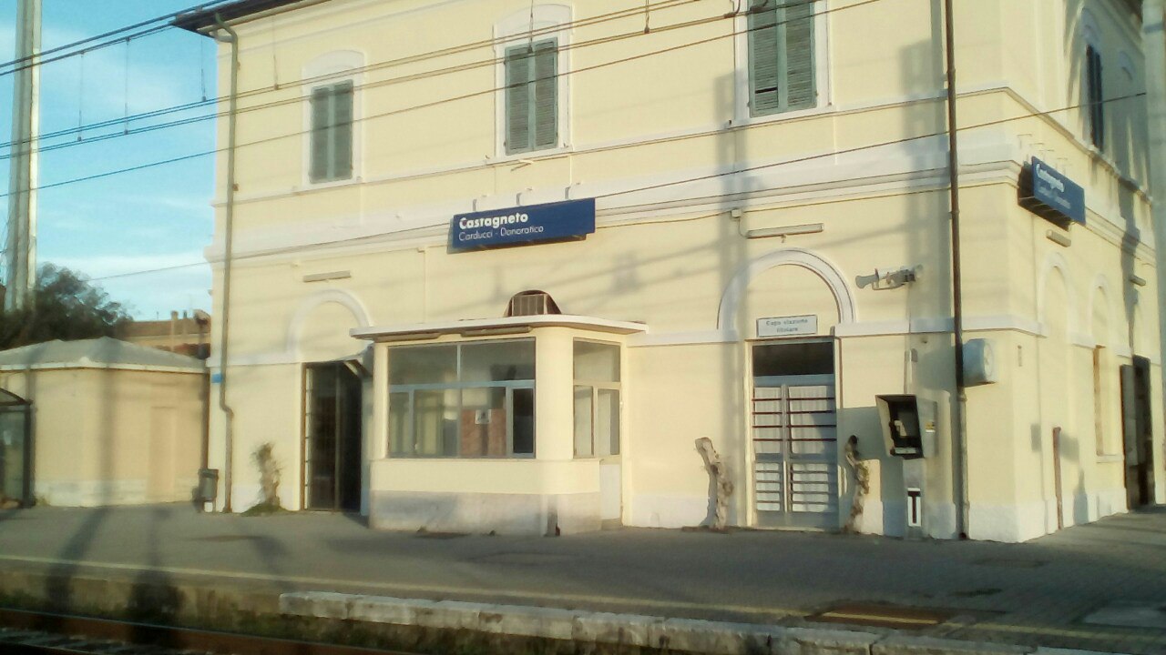 Risistemata un po' la stazione di #CastagnetoCarducci @trenicreeperotto