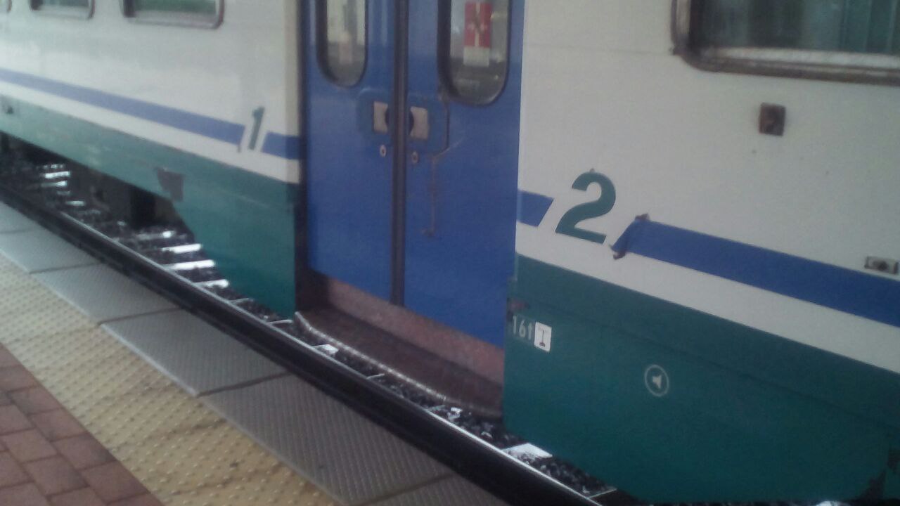 La carrozza che ha la porta difettosa, ovvero non si chiudeva, rimanendo aperta durante il viaggio. (probabilmente l'avranno riparata) @trenicreeperotto