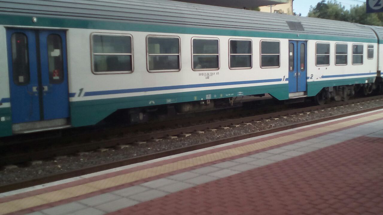Gente dice che questo tipo di carrozza sia raro. E' la 3^ volta che mi capita ahaha (E' sempre quella con la porta difettosa, non so se l'abbiano riparata) @trenicreeperotto