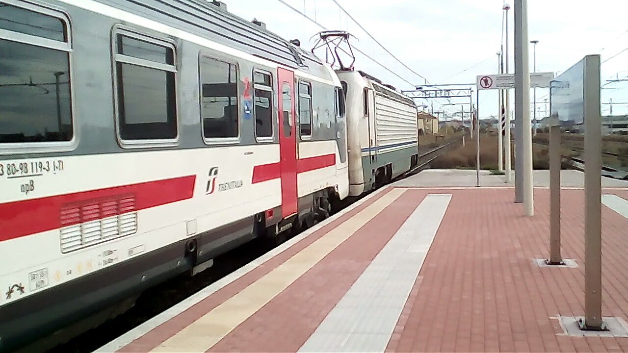 E402B 119 in XMPR con pilota agganciata dietro col resto delle carrozze (tutte livrea sun questa volta) #CampigliaMarittima @trenicreeperotto