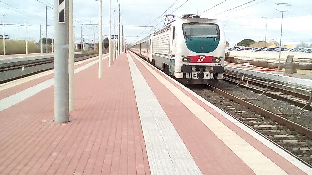 E402B 119 in XMPR con pilota agganciata dietro col resto delle carrozze (tutte livrea sun questa volta) #CampigliaMarittima @trenicreeperotto