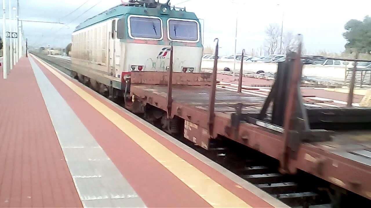 Tigre #E652.130 con pianali vuoti in transito a #CampigliaMarittima 06/02/2018 @trenicreeperotto