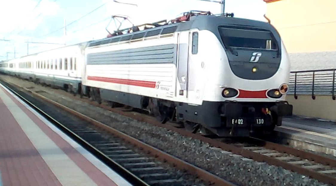 E402.130 a #CampigliaMarittima Con carrozze XMPR e in fondo una carrozza SUN, in mezzo una XMPR e in fondo una pilota SUN @trenicreeperotto