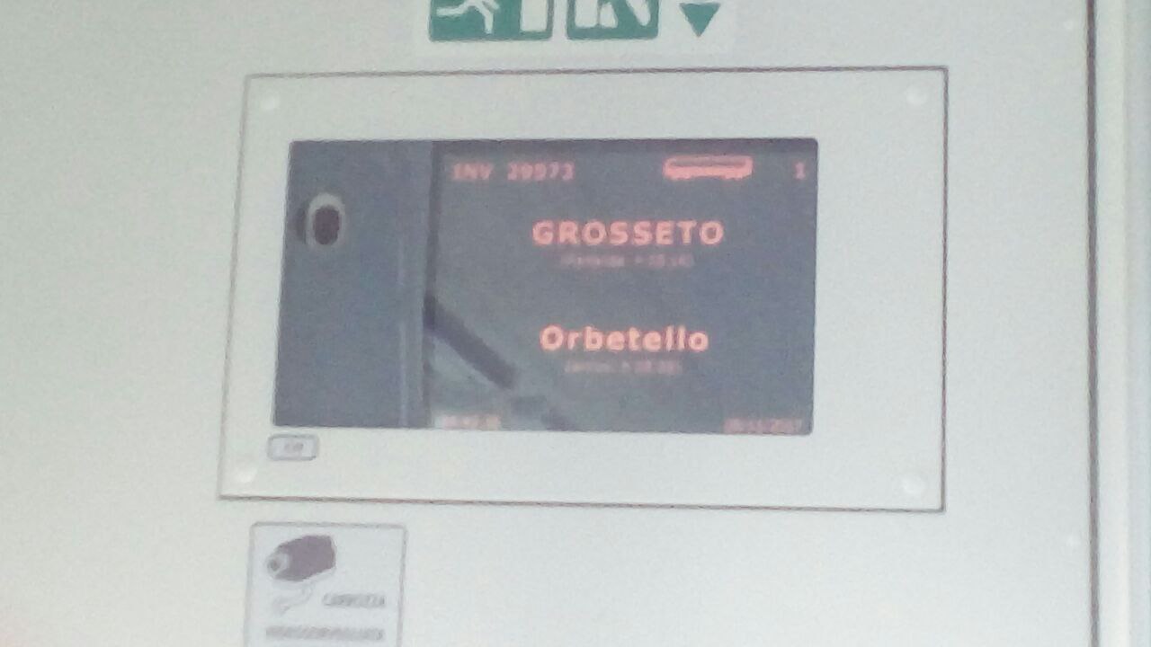 Sullo schermo del VivAlto del Regionale 11726 INV 29573 Grosseto - Orbetello 5:16 da Grosseto