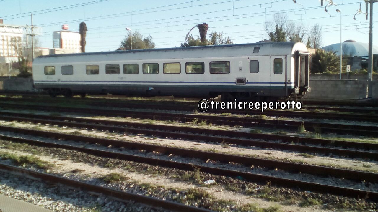 Carrozza solitaria a #LivornoCentrale @trenicreeperotto