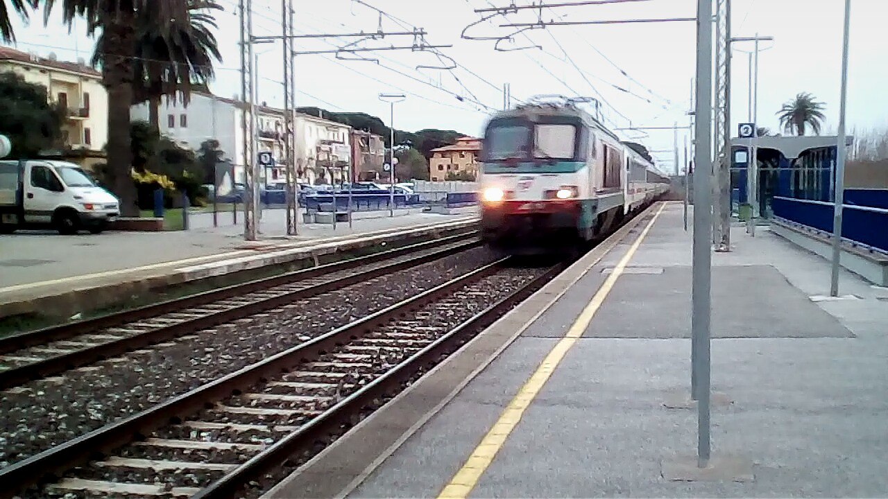 Di nuovo la E402A 😃 Credo che sia la stessa unità, questa volta però non aveva la pilota @trenicreeperotto