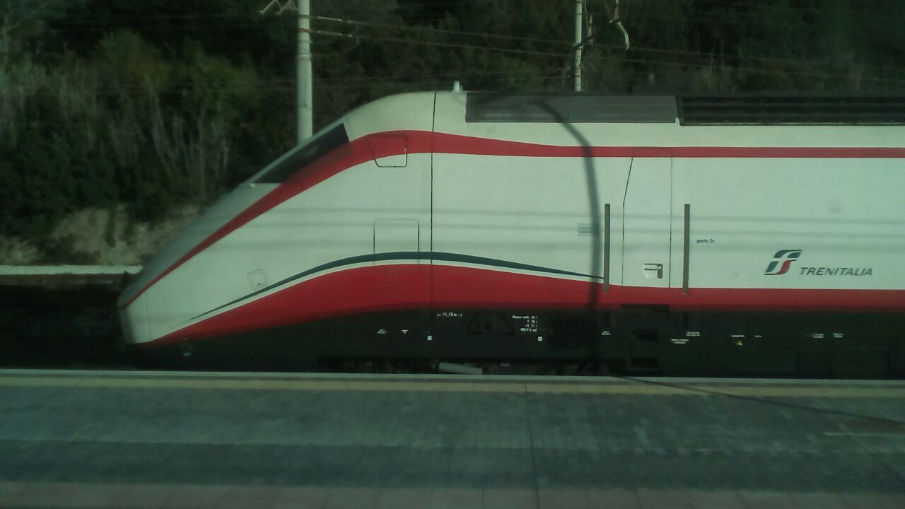 La E414 è il pezzo migliore Le carrozze invece da scartare. @trenicreeperotto